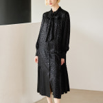 더핸드메이드 가 원 55 88 자카드 타이넥 원피스 199000