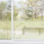 꾸밈 cm552 m-무점착유리시트 나뭇잎흩날리는나무사이로 글라스시트지