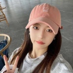 여자 대학생 캠퍼스 룩 캐주얼 로고 볼 캡 야구 모자