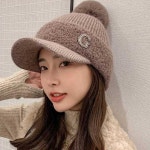 여자 겨울 등산 캠핑 룩 니트 방울 털 캡 모자 코디
