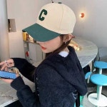 여자 주말 나들이 룩 외출 로고 야구 모자 볼캡 코디