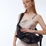 아떼바네사브루노 ATHE VANESSABRUNO RUBAN BLOSSOM 램스킨 리본 슬링백 L AABA4F985BK 307434