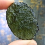 체코 운석 충격 유리 천연 러프 스톤 크리스탈 에너지 스톤 녹색 몰다비테 35g 1 개