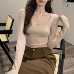 여성스러운 실루엣 스타일 U넥 긴팔 크롭 골지 티셔츠