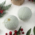 트리용장식세트 트리 그린 뽀글 폼폼이 패브릭 장식볼 오너먼트 2p