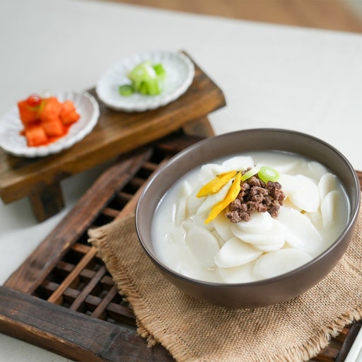 Canh Bánh Gạo (떡국) ngày Tết, mang lại may mắn.