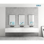공항 동역 휴게소 공중화장실 멀티미디어 광고 거울에 백그라운드가 있다