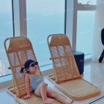 라탄 접이식 휴대용 썬베드 리조트 카페 캠핑 인테리어 소품 의자 원목색 가로103 세로52 높이63cm