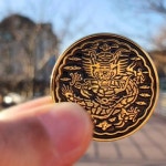 전통문양 왕을 품다 곤룡포 디자인 뱃지 전통뱃지 굿즈 뱃지 한국전통 선물