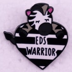EDS 전사 배지 에나멜 핀 얼룩말 브로치 Ehlers 단로스 인식 쥬얼리