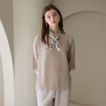 요이츠 지그재그 플리츠 라운드 루즈핏 블라우스 YJ05WRPBL03