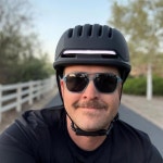 블루투스가 장착된 아시비 자전거 헬멧 스피커가 내장된 성인 남성용 스마트 오토 브레이크 깜빡이 앞뒤 LED 방향 지시등 리모컨 사이클링 헬멧