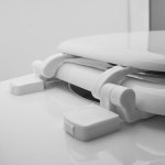 볼트 나사 너트를 사용한 흰색 플라스틱 변기 힌지 교체