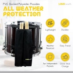 라우드머스 마칭 스틱 백 드럼 두 쌍을 들고 있습니다