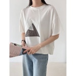 마미스헬퍼 라운드넥 배색 삼각형 사선절개 반팔 티셔츠 21DSWSH4396