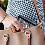 여성 남성용 TOURUIT RFID 여권 홀더 금속 3D 배지가 가죽 여행 지갑 문서 홀더 커버 액세서리 다크 Rose Buckle Closure