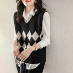 ROYALBELLE 여성 니트 브이넥 배색 아가일체크무의 민소맨 루즈핏 스트릿 조끼 커피 D01014