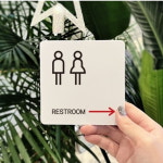 졸음쉼터 국도 남녀 화장실 우측 큰 부착 표지판 건물표지판