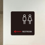 졸음쉼터 국도 남녀 화장실 좌측 큰 부착 표지판 매장표시판