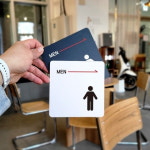 주유소 가게 우측 남자 화장실 큰 표지판