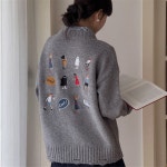 여성 자수 긴팔 니트 도톰 라운드 니트티 뒷자수 데일리 간절기