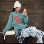 여성용 슬릿 디자인 대형 레터링 롱슬리브 티셔츠