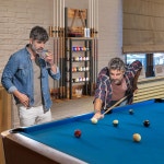 DWVO 풀 스틱 홀더 벽걸이 큐 벽걸이 8개와 24개의 공 당구 랙 테이블 액세서리 가정용 당구장 또는 클럽 러스틱