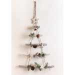 학원 솔방울 장식달린 나뭇가지 벽트리 작은거실 놀이방 모던