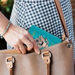 여성 남성용 TOURUIT RFID 여권 홀더 금속 3D 배지가 가죽 여행 지갑 문서 커버 액세서리 라이트