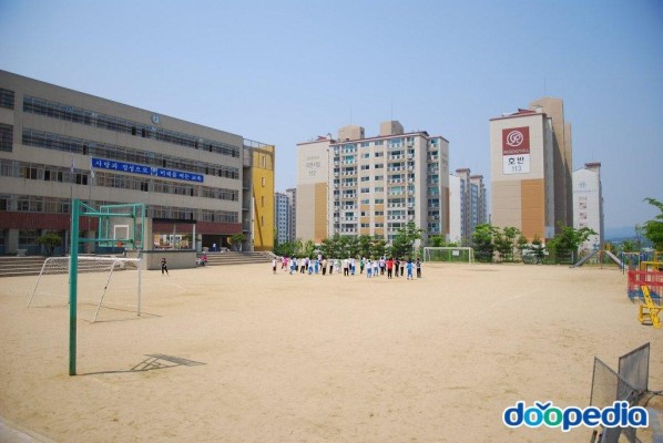 천안백석초등학교 - 천안백석초등학교 운동장 | 지식백과