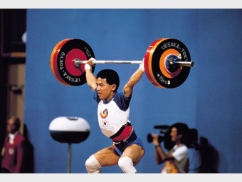 대한민국 체육 100년 사진 - 1988년, 제24회 서울올림픽대회 역도 52kg 은메달 전병관