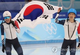 -올림픽- 빙속 정재원·이승훈, 매스스타트 은·동메달…평창 콤비 해냈다(종...