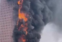 중국 창사 42층 차이나텔레콤 빌딩 화재…화염·불길 치솟아(종합)