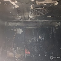 화재로 불탄 아파트 내부…3명 연기흡입