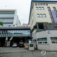 부산 야산서 떨어진 바위 아파트 외벽 덮쳐…주민 대피
