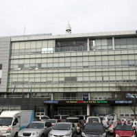 아파트 화단에 '5천만원 돈다발'…경비원이 신고, 경찰 수사