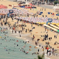 바닷물에 풍덩…불볕더위에 부산 해수욕장에 피서 인파