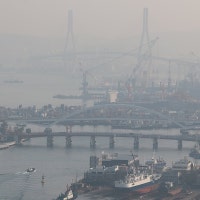 뿌옇게 보이는 부산 북항