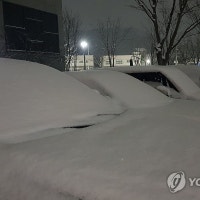 주차된 차 위에 수북이 쌓인 눈