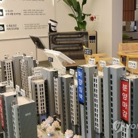 한산한 아파트 견본주택