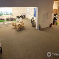 한산한 아파트 견본주택