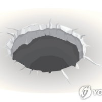 애오개역 앞 차도에 싱크홀…돌풍에 아파트 외장재 날아가(종합)
