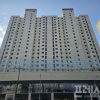 10억 고가 아파트 외벽 대리석을 접착제로 붙여…입주예정자들 '반발'