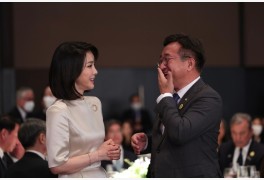 윤호중 '김건희와 화기애애'…강성 지지층 "웃음 나오냐"