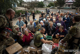 주민들에게 구호 물품 나눠주는 우크라이나 군인들