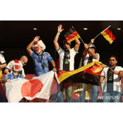 함께 응원하는 독일과 일본 축구 팬