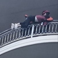 아파트 15층에 매달린 치매 여성…12분 만에 구조