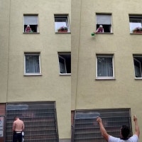 아파트 벽에 소변 보자…물 붓는 독일 할머니