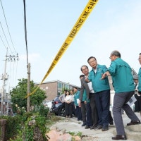 폭우에 중화동 아파트 담장 붕괴…중랑구청장 현장 방문