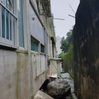 야산서 바위 굴러떨어져 아파트에 쾅…주민 긴급 대피 소동